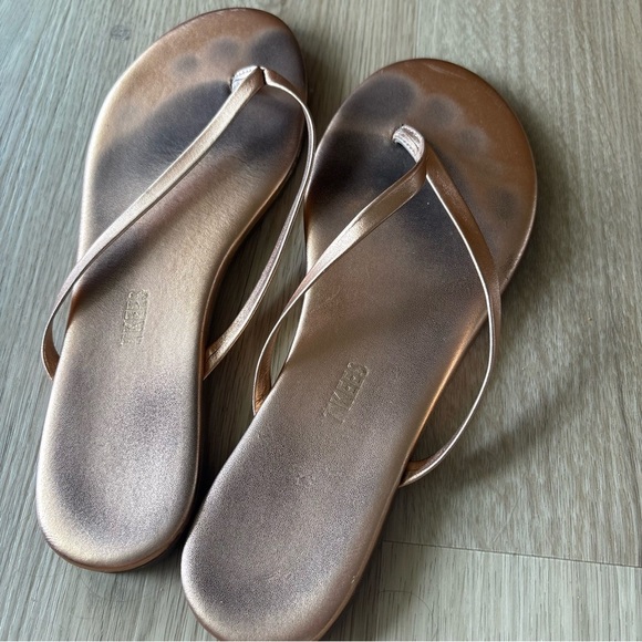 TKEES size 7 Rose Gold Flip Flops - Picture 4 of 6